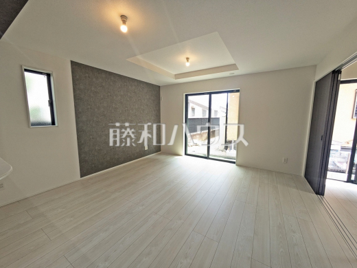 リビング 【名古屋市守山区村合町】