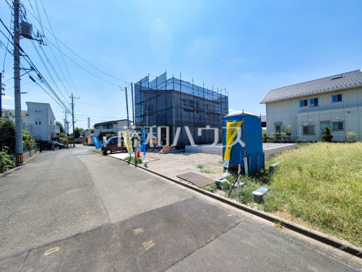 接道状況および現場風景 【日野市石田1丁目】
前面道路約6mなので、運転が少し苦手な方でも運転・駐車がしやすそうですね。