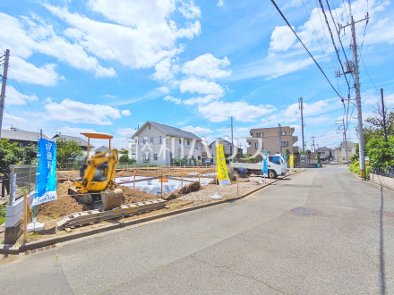 接道状況および現場風景 【日野市石田1丁目】
土地面積約43坪以上とゆとりある広さで、カースペースも2台可能(車種による)。2台所有のご家庭や、普段使い用と趣味のお車の2台所有しても安心です。/撮影日2026/06/06