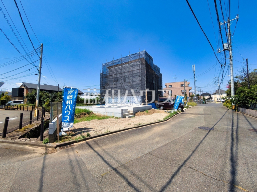 接道状況および現場風景 【日野市石田1丁目】
順調に工事が進んでいます。実際の街並みの様子が段々見えて参りました。ぜひ実際に現地をご見学下さいませ。