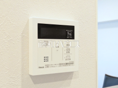 給湯機追焚き機能付きなので、生活時間の違う家族に便利です。 給湯機追焚き機能付きなので、生活時間の違う家族に便利です。