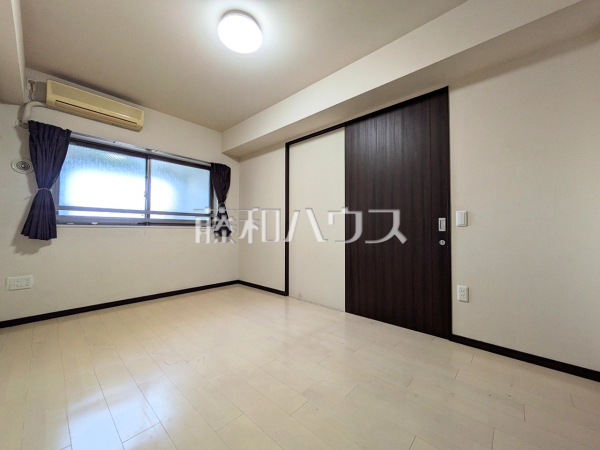 ≪居室≫木目が美しいウッディなフローリングの居室は、穏やかで心安らぐ空間となるでしょう。 【レクセル府中西府】 ≪居室≫木目が美しいウッディなフローリングの居室は、穏やかで心安らぐ空間となるでしょう。 【レクセル府中西府】
