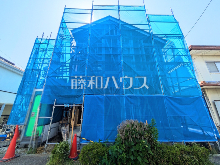 外観 【日野市万願寺4丁目】
順調に工事が進んでいます。実際の街並みの様子が段々見えて参りました。ぜひ実際に現地をご見学下さいませ。 /撮影日2026/05/18