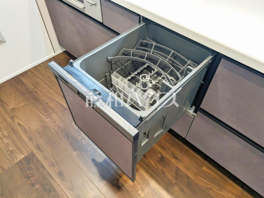 食器洗浄乾燥機 まとめ洗いができ、乾燥まで行ってくれる食器洗い乾燥機で食事の後片付けが楽になります。