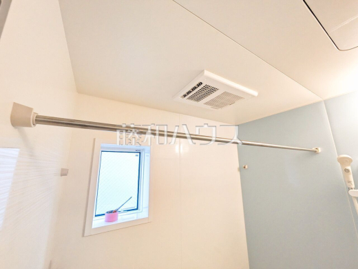 浴室乾燥機(浴室内上部) 雨の日の強い味方!浴室換気乾燥機付きユニットバスで洗濯物が乾かせます