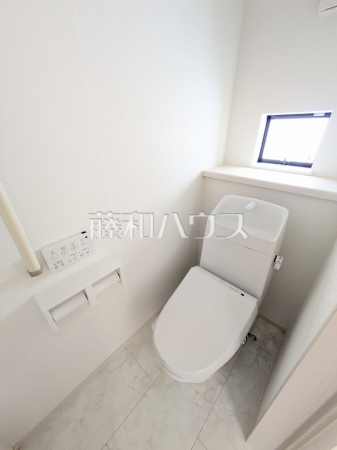 C号棟 トイレ 【読谷村字大木】 各階のトイレにはウォシュレット完備! C号棟 トイレ 【読谷村字大木】 各階のトイレにはウォシュレット完備!