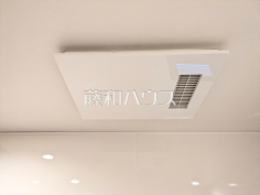 浴室換気乾燥機換気機能によってバスルーム内のカビの発生を抑制できます。夜間や雨天時の洗濯物の乾燥に便利な乾燥機能も装備。 浴室換気乾燥機換気機能によってバスルーム内のカビの発生を抑制できます。夜間や雨天時の洗濯物の乾燥に便利な乾燥機能も装備。