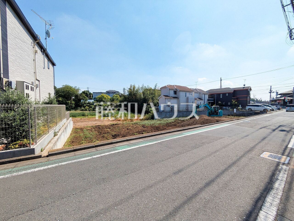 接道状況および現場風景 【東久留米市南沢1丁目】前面道路5mなので、運転が少し苦手な方でも運転・駐車がしやすそうですね。 接道状況および現場風景 【東久留米市南沢1丁目】前面道路5mなので、運転が少し苦手な方でも運転・駐車がしやすそうですね。