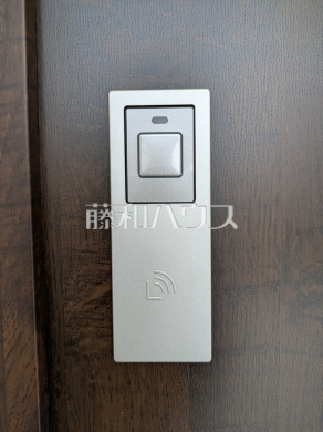 1号棟 スマートキー 【宜野湾市野嵩4丁目】 鍵をかざすだけで簡単に解錠ができ、防犯性と利便性を兼ね備えているスマートキー