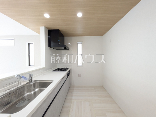 2号棟 キッチン 【宜野湾市野嵩4丁目】 使いやすくスタイリッシュなシステムキッチンには、毎日お使いになる方の視点が存分に活かされています。