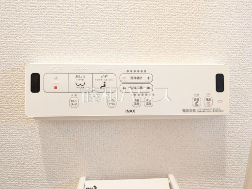 2号棟 ウォシュレットスイッチ 【宜野湾市野嵩4丁目】 きれいでさわやか、ウォシュレット付きトイレ