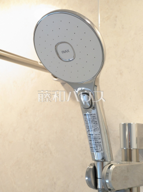 2号棟 スイッチ付シャワーヘッド 【宜野湾市野嵩4丁目】 浴室のシャワーは手元で止水ができるスイッチ付シャワーヘッドにより、さらに節水効果がアップします。