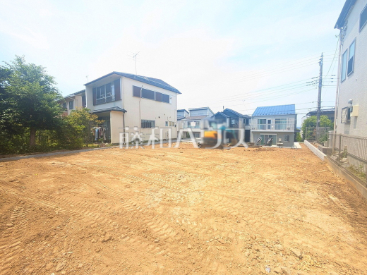現地写真 【日野市南平1丁目】
視界いっぱいに広がる青空から、陽光が降り注ぎます。家々をそっと飾るように添えられた植栽が光を浴び、子供たちの成長とともにご家族の幸せを願い育っていくことでしょう。