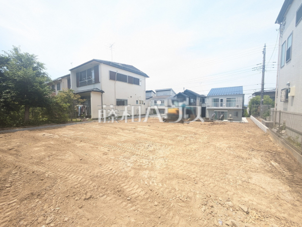 現地写真 【日野市南平1丁目】
視界いっぱいに広がる青空から、陽光が降り注ぎます。家々をそっと飾るように添えられた植栽が光を浴び、子供たちの成長とともにご家族の幸せを願い育っていくことでしょう。 現地写真 【日野市南平1丁目】
視界いっぱいに広がる青空から、陽光が降り注ぎます。家々をそっと飾るように添えられた植栽が光を浴び、子供たちの成長とともにご家族の幸せを願い育っていくことでしょう。