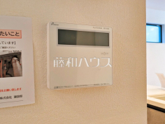 浴室給湯リモコン追焚き機能付きなので、生活時間の違う家族に便利です。 浴室給湯リモコン追焚き機能付きなので、生活時間の違う家族に便利です。