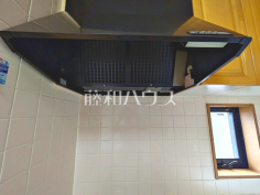 レンジフード 【練馬区大泉学園町3丁目】お手入れのしやすいレンジフードは見た目もスッキリしていて、料理時の油煙やニオイを効率的に外に出せます。 レンジフード 【練馬区大泉学園町3丁目】お手入れのしやすいレンジフードは見た目もスッキリしていて、料理時の油煙やニオイを効率的に外に出せます。