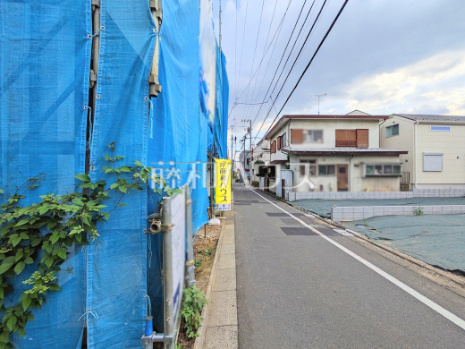 接道状況および現場風景 【杉並区成田東3丁目】見学はしたいけど、なかなか時間が取れない…そんな方に出勤前や仕事終わりにマイホームを見学できるサポートをいたします。