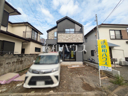 外観 【日野市南平5丁目】
間口も十分な幅があり、大きめの車(車種による)でもラクラク駐車していただけます。/撮影日2026/09/18