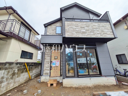 外観 【日野市南平5丁目】
足場が外れて実際の外観が見えてきました。完成までもう少しです。/撮影日2026/09/17