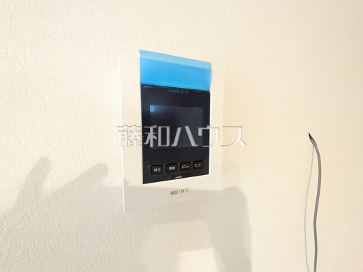 TVモニター付インターホン 【日野市南平5丁目】 モニターで来訪者の顔を確認できるTVモニター付インターホン。録画機能付きなので、不在時の訪問も後から確認できて安心です。