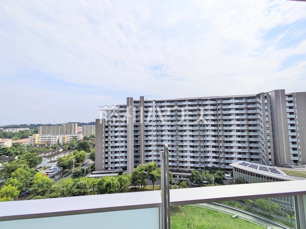 ≪住戸からの眺望≫青・緑・白のコントラスト!澄んだ青い空のたもと、豊かな緑が織りなす時間、表情豊かに四季折々の景観を楽しませてくれるでしょう。 【ブリリア多摩ニュータウンB棟】 ≪住戸からの眺望≫青・緑・白のコントラスト!澄んだ青い空のたもと、豊かな緑が織りなす時間、表情豊かに四季折々の景観を楽しませてくれるでしょう。 【ブリリア多摩ニュータウンB棟】