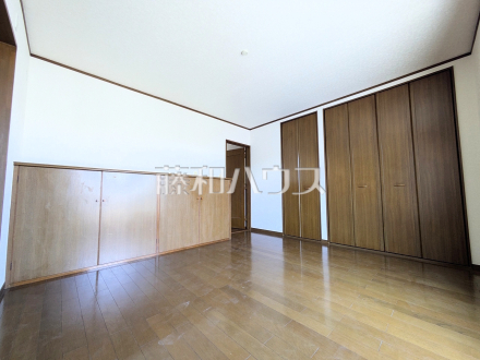≪居室≫木目が美しいウッディなフローリングの居室は、穏やかで心安らぐ空間となるでしょう。【府中市四谷3丁目】/撮影日2026/05/16