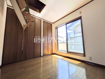 ≪居室≫バルコニーへダイレクトに出られる居室には季節を感じられる嬉しい空間があります。 【府中市四谷3丁目】/撮影日2026/05/16