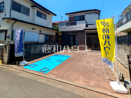 ≪現地外観≫並列3台駐車可能なカースペース(車種による)は、車を置かない際には自転車を置いたり、フリースペースとしても有効活用できます。【府中市四谷3丁目】/撮影日2026/05/17