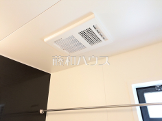 浴室換気乾燥暖房機 【富士見市関沢2丁目】幼い子供がいると汚れものが多く、いつでも洗濯物を干せるのが嬉しい浴室換気乾燥機! 浴室換気乾燥暖房機 【富士見市関沢2丁目】幼い子供がいると汚れものが多く、いつでも洗濯物を干せるのが嬉しい浴室換気乾燥機!