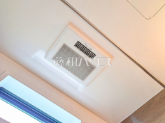 浴室乾燥機(浴室内上部)雨の日の強い味方!浴室換気乾燥機付きユニットバスで洗濯物が乾かせます。 浴室乾燥機(浴室内上部)雨の日の強い味方!浴室換気乾燥機付きユニットバスで洗濯物が乾かせます。