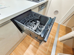 食器洗浄乾燥機 ビルトイン食洗機は毎日の家事を軽減させてくれます。またワークトップも広々使え機能性も向上します。 食器洗浄乾燥機 ビルトイン食洗機は毎日の家事を軽減させてくれます。またワークトップも広々使え機能性も向上します。