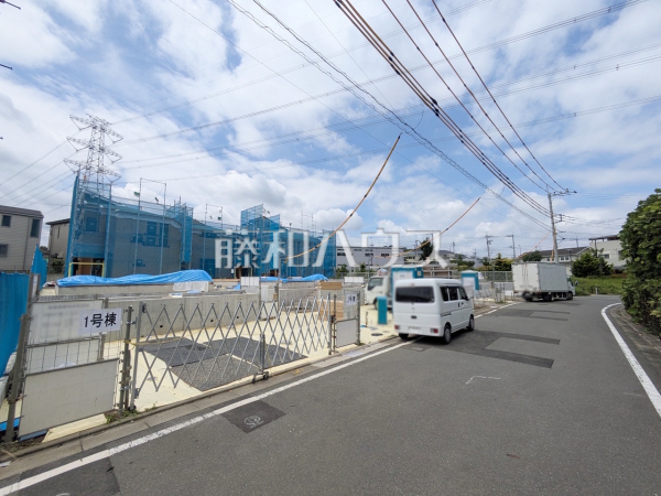 ≪接道状況≫前面道路6mと建物までの距離も広く、開放感に溢れた街並み♪ 【稲城市坂浜3丁目】 ≪接道状況≫前面道路6mと建物までの距離も広く、開放感に溢れた街並み♪ 【稲城市坂浜3丁目】