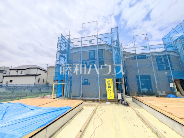 ≪2号棟 外観≫道路から奥まった住まいは、車や人通りも気にならずプライバシーの確保された住空間を保つことができます。 【稲城市坂浜3丁目】 ≪2号棟 外観≫道路から奥まった住まいは、車や人通りも気にならずプライバシーの確保された住空間を保つことができます。 【稲城市坂浜3丁目】