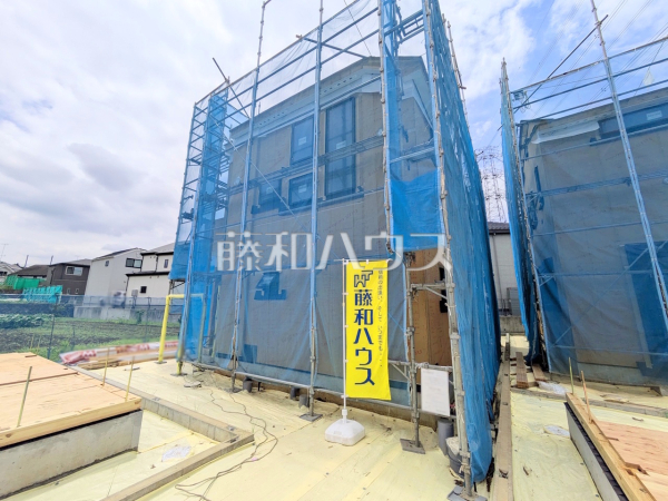 ≪2号棟 外観≫順調に工事が進んでいます。実際の街並みの様子が段々見えて参りました。ぜひ実際に現地をご見学下さいませ。 【稲城市坂浜3丁目】 ≪2号棟 外観≫順調に工事が進んでいます。実際の街並みの様子が段々見えて参りました。ぜひ実際に現地をご見学下さいませ。 【稲城市坂浜3丁目】