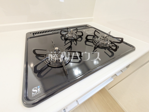 2号棟 3口ガラストップコンロ 【調布市深大寺北町3丁目】 フラットな表面で汚れも拭きとりやすく、お掃除が簡単な3口ガラストップコンロ