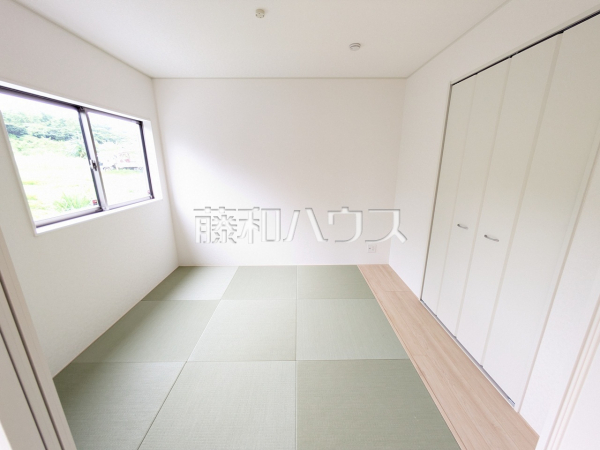 1号棟 リビング隣の和室 【糸満市字座波】 和室はお子様のお昼寝タイムや、ちょっとしたプライベートな時間を過ごしたりと様々な使い方が可能です。 1号棟 リビング隣の和室 【糸満市字座波】 和室はお子様のお昼寝タイムや、ちょっとしたプライベートな時間を過ごしたりと様々な使い方が可能です。