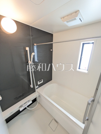 2号棟 浴室 【糸満市字座波】 浴室換気乾燥暖房機付きの為、雨天時の洗濯物はもちろん、入浴後もカラッと乾燥し、カビの発生を抑えます。 2号棟 浴室 【糸満市字座波】 浴室換気乾燥暖房機付きの為、雨天時の洗濯物はもちろん、入浴後もカラッと乾燥し、カビの発生を抑えます。