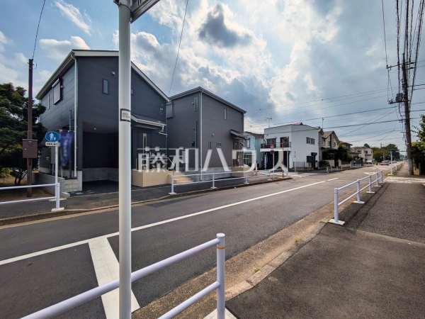 接道状況および現場風景 【東久留米市前沢4丁目】 見学はしたいけど、なかなか時間が取れない・・・そんな方に出勤前や仕事終わりにマイホームを見学できるサポートをいたします。 接道状況および現場風景 【東久留米市前沢4丁目】 見学はしたいけど、なかなか時間が取れない・・・そんな方に出勤前や仕事終わりにマイホームを見学できるサポートをいたします。