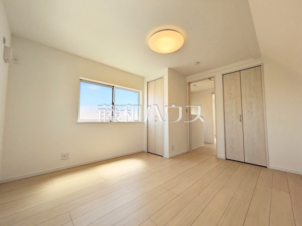 ≪居室≫各部屋に収納も完備されるため、部屋もしっかり片付きそうですね♪ 【府中市日新町5丁目】 ≪居室≫各部屋に収納も完備されるため、部屋もしっかり片付きそうですね♪ 【府中市日新町5丁目】