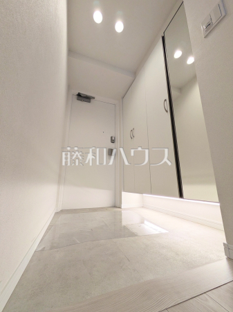 ≪玄関≫お出かけ前の『身だしなみチェック』にかかせない“姿見鏡”も完備されております♪【ルネファンタグラーレ府中是政】 ≪玄関≫お出かけ前の『身だしなみチェック』にかかせない“姿見鏡”も完備されております♪【ルネファンタグラーレ府中是政】