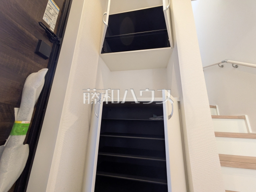 3号棟 玄関収納 【三鷹市上連雀7丁目】