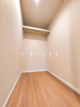 収納 【コスモ・ザ・パークス調布多摩川】収納力豊富なウォークインクローゼットで、バッグや小物類も片付きます 収納 【コスモ・ザ・パークス調布多摩川】収納力豊富なウォークインクローゼットで、バッグや小物類も片付きます