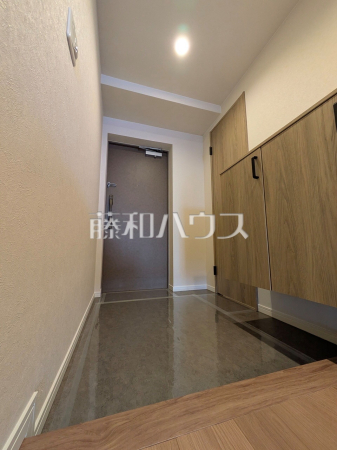 玄関【コスモ・ザ・パークス調布多摩川】 広々とした玄関ホールで、お客様のお出迎えも楽しみですね。 玄関【コスモ・ザ・パークス調布多摩川】 広々とした玄関ホールで、お客様のお出迎えも楽しみですね。