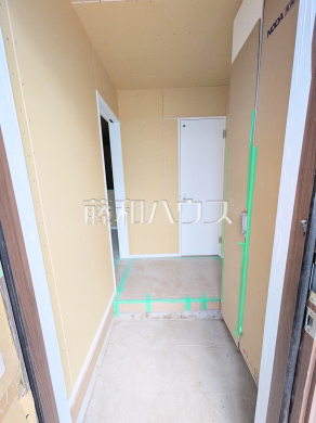 B号棟 玄関(施工中) 【調布市富士見町3丁目】