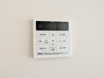 1号棟 浴室換気乾燥機 【東村山市諏訪町2丁目】 換気機能によってバスルーム内のカビの発生を抑制できます。夜間や雨天時の洗濯物の乾燥に便利な乾燥機能も装備。/撮影日2026/10/08
