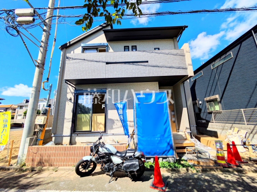 ≪現地外観≫足場がはずれて完成までもう少しです!府中市押立町5丁目に全1棟の新築分譲住宅が誕生します☆【府中市押立町5丁目】