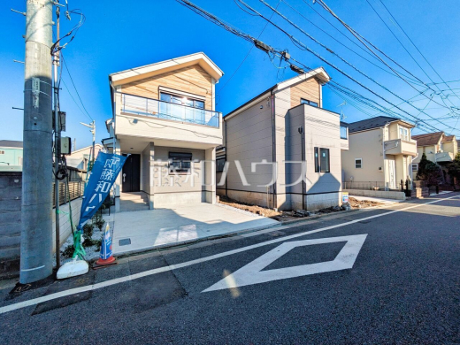 足場が外れて実際の外観が見えてきました。完成までもう少しです。 【練馬区田柄2丁目】