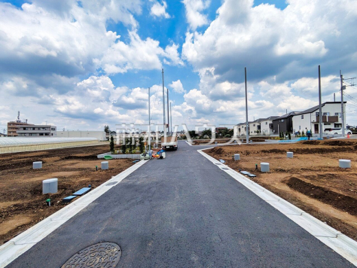接道状況および現場風景 【東久留米市下里1丁目】 見学はしたいけど、なかなか時間が取れない・・・そんな方に出勤前や仕事終わりにマイホームを見学できるサポートをいたします。