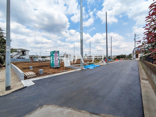 接道状況および現場風景 【東久留米市下里1丁目】 建物のプレゼンをさせていただきますので、実際の完成イメージを思い描いていただくことができます。お気軽にお問合せ下さい。