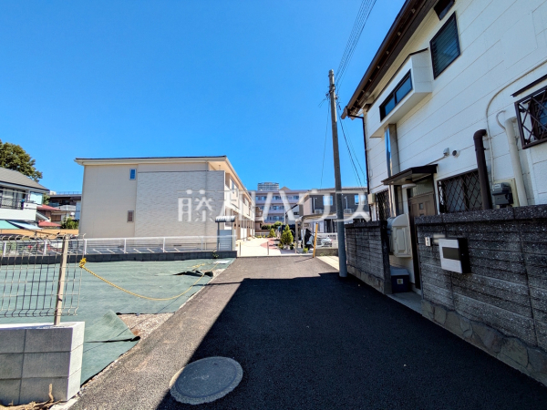 接道状況および現場風景 【府中市武蔵台3丁目】 接道状況および現場風景 【府中市武蔵台3丁目】
